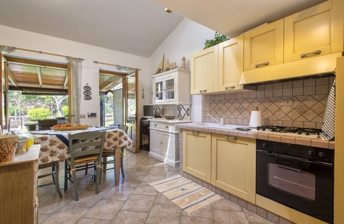 La Pelosa House | Holiday Home 'Stintino La Pelosa' with Private Terrace, Wi-Fi and Air Conditioning