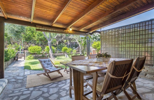 La Pelosa House | Holiday Home 'Stintino La Pelosa' with Private Terrace, Wi-Fi and Air Conditioning
