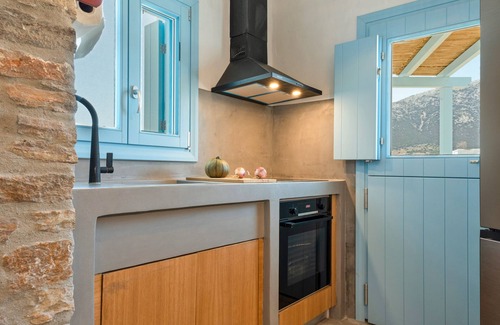 Apollonia House | Holiday Home 'Sylvia's Home' with Sea View, Wi-Fi and Air Conditioning