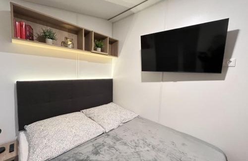 Wemding House | Holiday Home Tiny Haus Seeblick by Interhome