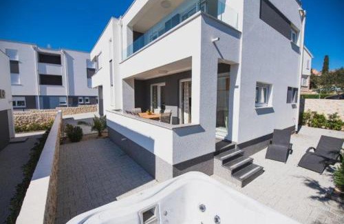 Novalja House | Holiday home Tomana B with Jacuzzi