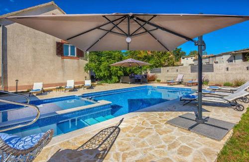 Smilcic Villa | Holiday Home Tower with private pool, sauna and quads