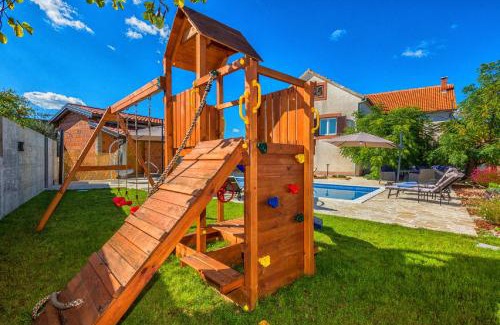 Smilcic Villa | Holiday Home Tower with private pool, sauna and quads