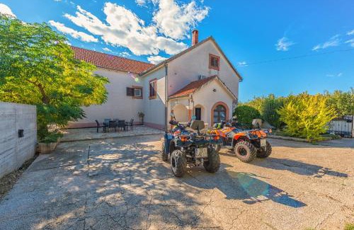 Smilcic Villa | Holiday Home Tower with private pool, sauna and quads