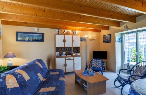 Plounevez-Lochrist House | Holiday Home Ty Channed by Interhome