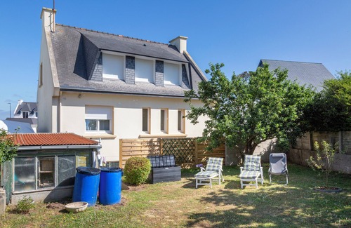 Trevignon House | Holiday Home 'Ty Porz Mouzic' with Sea View, Private Garden and Wi-Fi