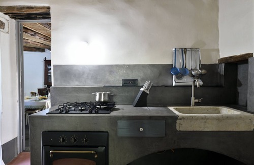 Bari Sardo House | Holiday Home "Un Gioiello in Centro Storico" with Private Garden & Wi-Fi