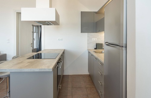 Syros House | Holiday Home "Uppolis House" with Sea View, Balcony & Wi-Fi