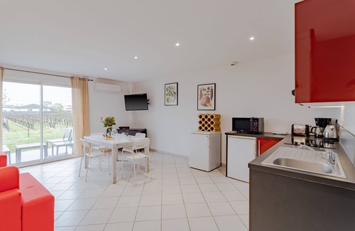 Libourne House | Holiday Home 'Villa 1-2 Pers- Libourne' with Private Terrace, Wi-Fi and Air Conditioning