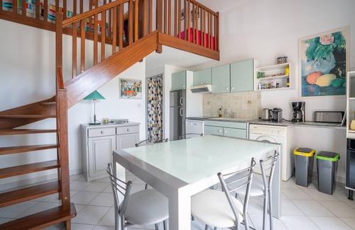 Cap d'Agde Villa | Holiday Home 'Villa Avec Piscine Partagée' with Shared Pool, Wi-Fi and Air Conditioning