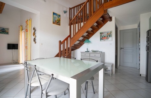 Cap d'Agde Villa | Holiday Home 'Villa Avec Piscine Partagée' with Shared Pool, Wi-Fi and Air Conditioning
