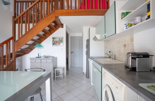 Cap d'Agde Villa | Holiday Home 'Villa Avec Piscine Partagée' with Shared Pool, Wi-Fi and Air Conditioning