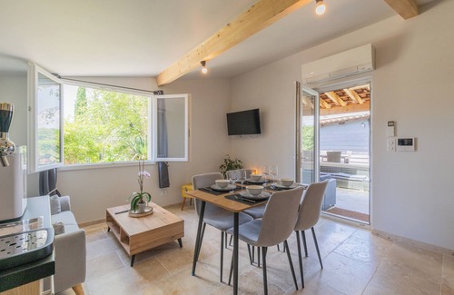 Pradons House | Holiday Home 'Villa Chardonnay' with Private Terrace, Wi-Fi and Air Conditioning