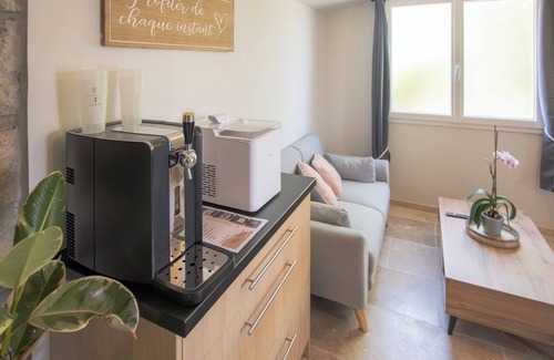 Pradons House | Holiday Home 'Villa Chardonnay' with Private Terrace, Wi-Fi and Air Conditioning