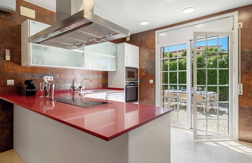 Miami Platja House | Holiday Home 'Villa Cristal' with Sea View, Wi-Fi and Air Conditioning