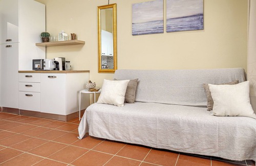 Tiriddo House | Holiday Home "Villa Caterina" with Sea View, Shared Pool & Wi-Fi