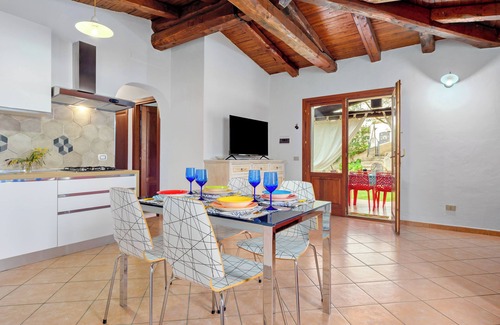 San Teodoro House | Holiday Home 'Villa Quattro Cuori' with Private Terrace, Private Garden and Air Conditioning