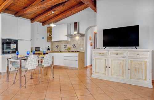 San Teodoro House | Holiday Home 'Villa Quattro Cuori' with Private Terrace, Private Garden and Air Conditioning