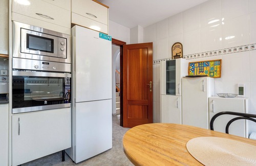 Vilafortuny House | Holiday Home 'Villa Jordi Y Nuri' with Private Terrace, Wi-Fi and Air Conditioning