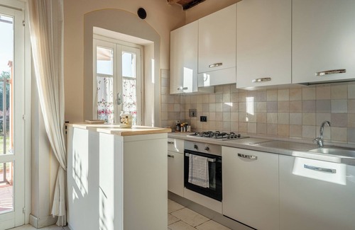 Uzzano House | Holiday Home 'Villa Petri' with Private Terrace, Shared Garden and Wi-Fi