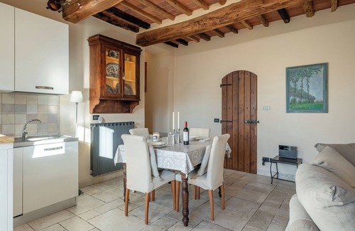 Uzzano House | Holiday Home 'Villa Petri' with Private Terrace, Shared Garden and Wi-Fi