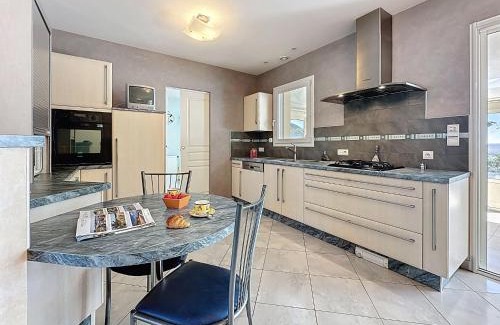 Tharon-Plage House | Holiday Home Villa Sel et Pins by Interhome