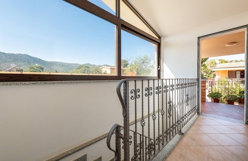 Solanas House | Holiday Home 'Villetta Delfino ' with Mountain View, Private Terrace and Private Garden
