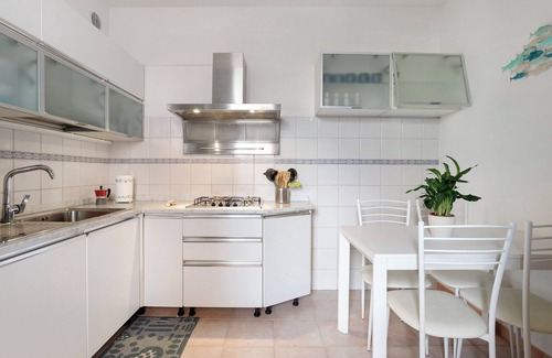 Viareggio House | Holiday Home 'Villino Flora' with Wi-Fi and Air Conditioning