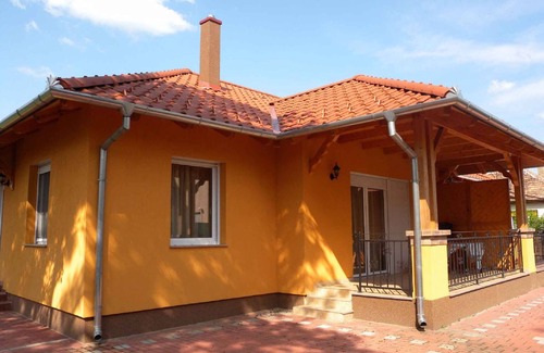 Balatonkeresztur House | Holiday home with terrace and barbecue