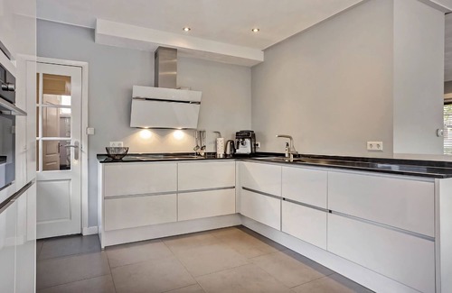 Drachten House | Holiday home with a garden and parking