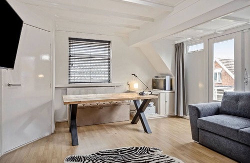 Drachten House | Holiday home with a garden and parking
