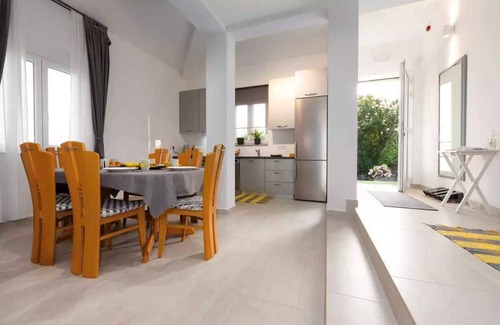 Sarsoni House | Holiday home with air conditioning, outdoor pool and private covered terrace