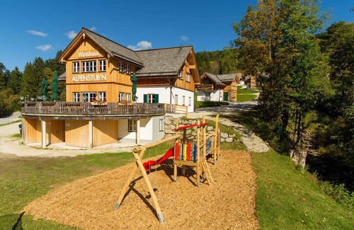 Altaussee House | Holiday home with dishwasher and private sauna right on the slopes