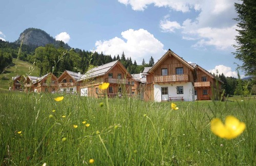 Altaussee House | Holiday home with dishwasher and private sauna right on the slopes