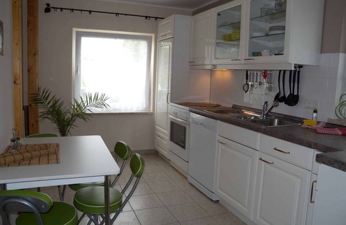 Rambin House | Holiday home with fireplace and barbecue in the garden