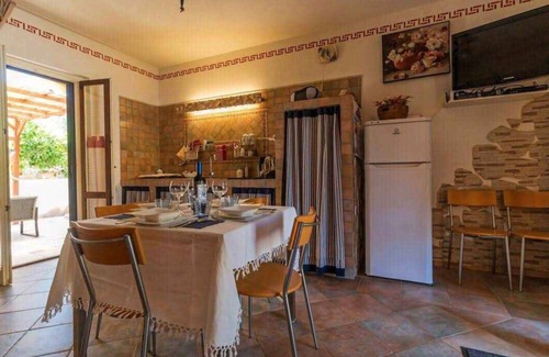 Agrustos House | Holiday home with garden and air conditioning