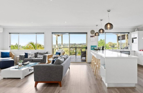 Wamberal House | Holiday Home with Ocean Views Wamberal