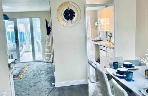 Colchester House | Holiday Home with Parking , Near Colchester Zoo