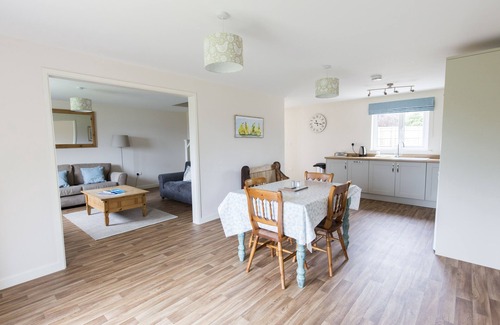 East Dereham House | Holiday Home with Pool, Sauna, Gym, Tennis Courts perfect for exploring Norfolk!