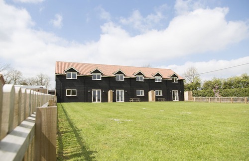 East Dereham House | Holiday Home with Pool, Sauna, Gym, Tennis Courts perfect for exploring Norfolk!