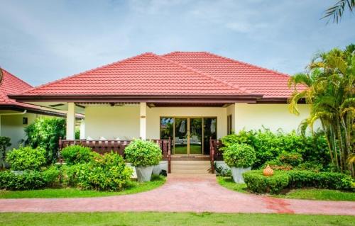 Rayong House | Holiday home with pool, gym & beach access