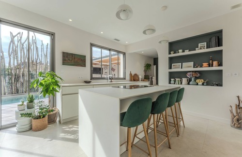 Eysines House | Holiday Home with Private Pool, Wi-Fi and Air Conditioning