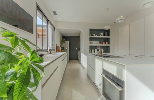 Eysines House | Holiday Home with Private Pool, Wi-Fi and Air Conditioning