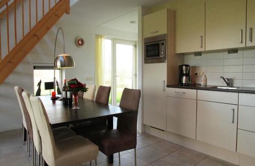 Langweer House | holiday home with private terrace, cleaning included