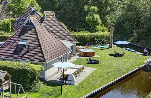 Eernewoude House | Holiday home with sauna and outdoor spa