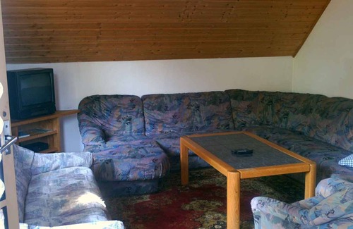 Rotava House | Holiday home With tiled stove and garden with barbecue facilities at the tennis court