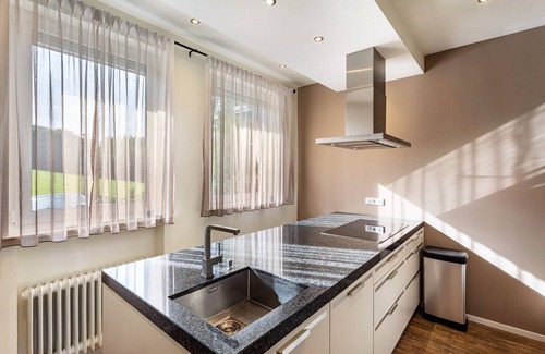 Usseln House | Holiday Home 'Zum Holzknecht' with Private Terrace, Spacious Garden and Wi-Fi