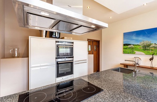 Usseln House | Holiday Home 'Zum Holzknecht' with Private Terrace, Spacious Garden and Wi-Fi