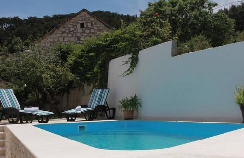 Nerezise House | Holiday House Pine Tree - Three Bedroom Holiday Home with Pool