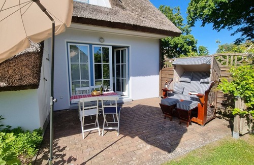 Putbus House | Holiday house thatched with reed in natural reserve area with garden and terrace